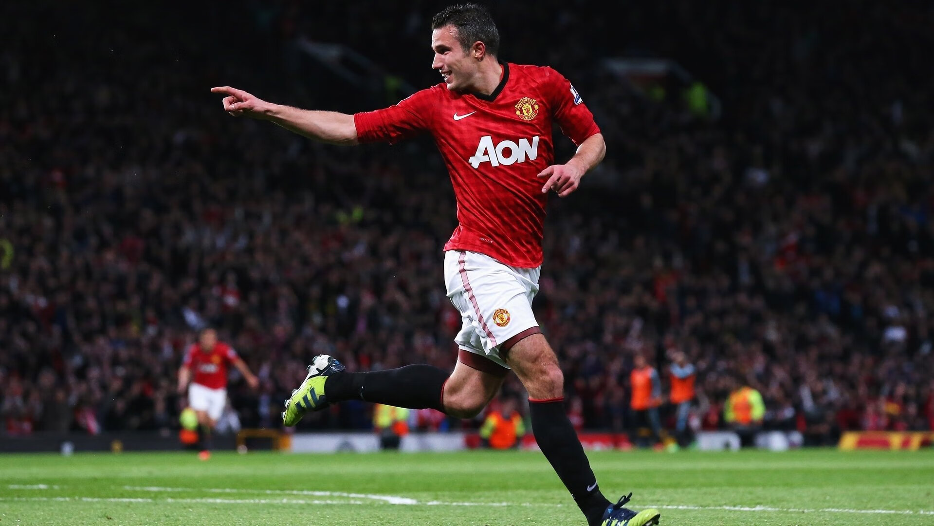 乐鱼体育app-中场拦截效率提升前场反抢形成高压态势制造多次机会，足坛拦截最好的中场