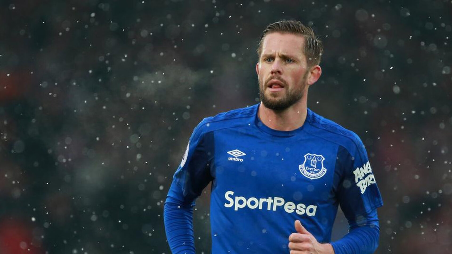 骑士训练结束后球员集体志愿清洁球馆，骑士队人员